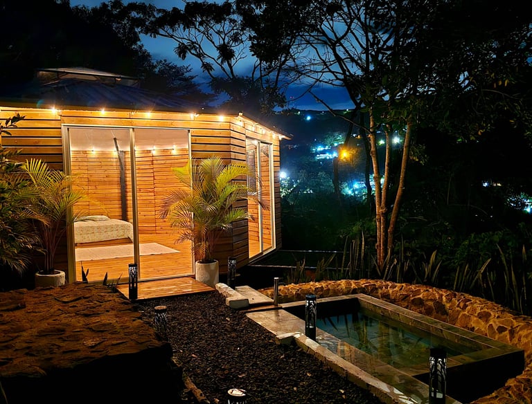 Yurta Aurora iluminada de noche